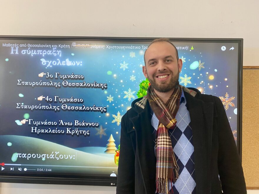 Φιλόλογος έμαθε σε μαθητές το τραγούδι «Ω έλατο» στη νοηματική - Δείτε το viral βίντεο