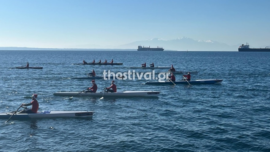 Θεσσαλονίκη: «Απόβαση» Αϊ - Βασίληδων με κανό στον Θερμαϊκό - Βίντεο και φωτογραφίες