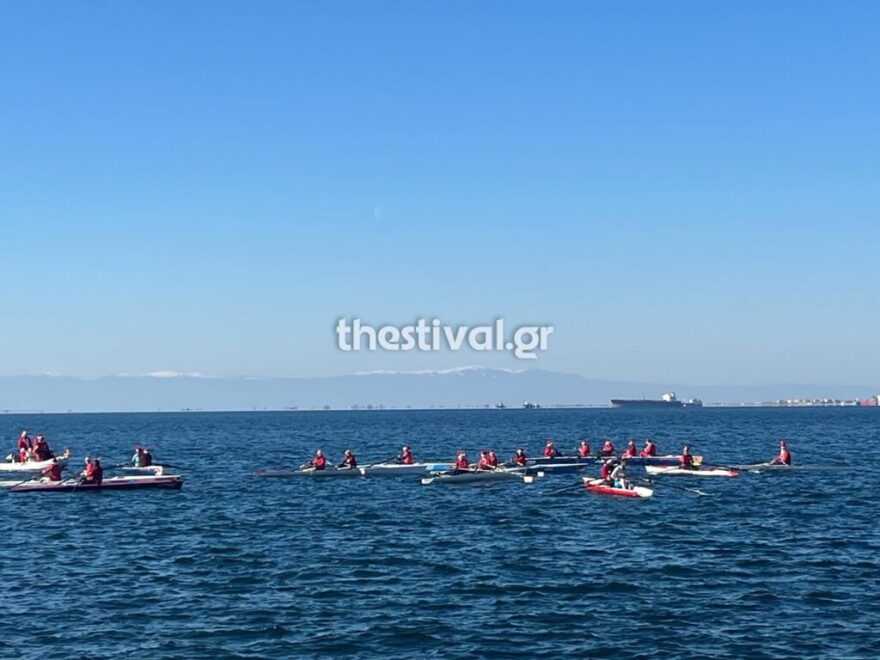 Θεσσαλονίκη: «Απόβαση» Αϊ - Βασίληδων με κανό στον Θερμαϊκό - Βίντεο και φωτογραφίες