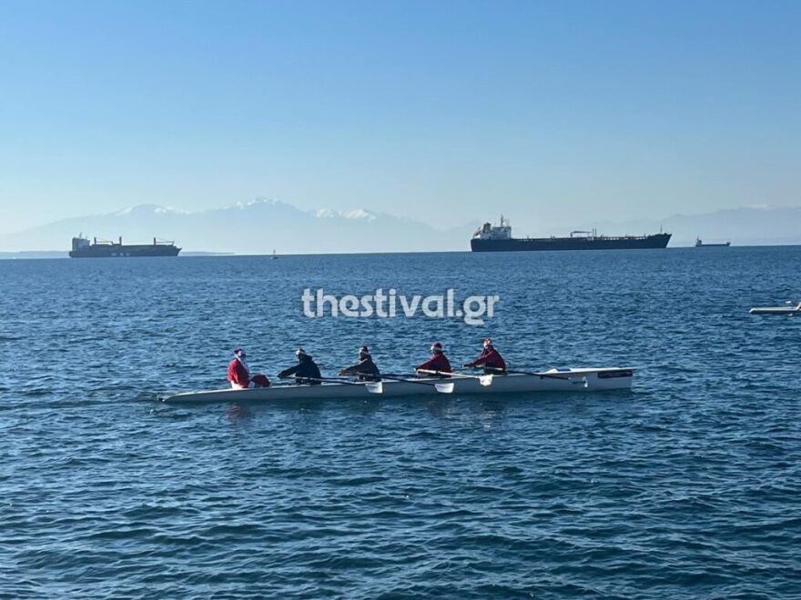 Θεσσαλονίκη: «Απόβαση» Αϊ - Βασίληδων με κανό στον Θερμαϊκό - Βίντεο και φωτογραφίες