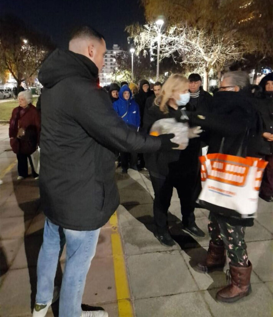 Γονείς και φίλοι του Γιώργου Λυγγερίδη μοίρασαν στη μνήμη του 70 γεύματα σε άστεγους