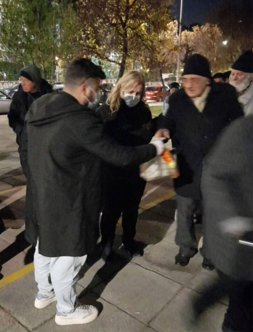 Γονείς και φίλοι του Γιώργου Λυγγερίδη μοίρασαν στη μνήμη του 70 γεύματα σε άστεγους