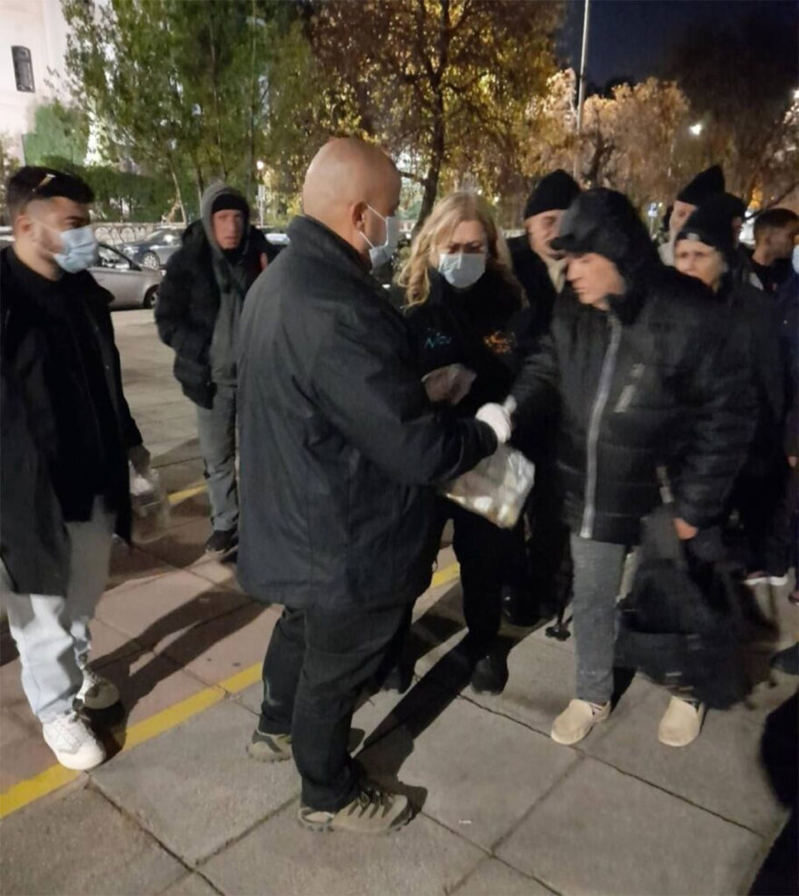 Γονείς και φίλοι του Γιώργου Λυγγερίδη μοίρασαν στη μνήμη του 70 γεύματα σε άστεγους