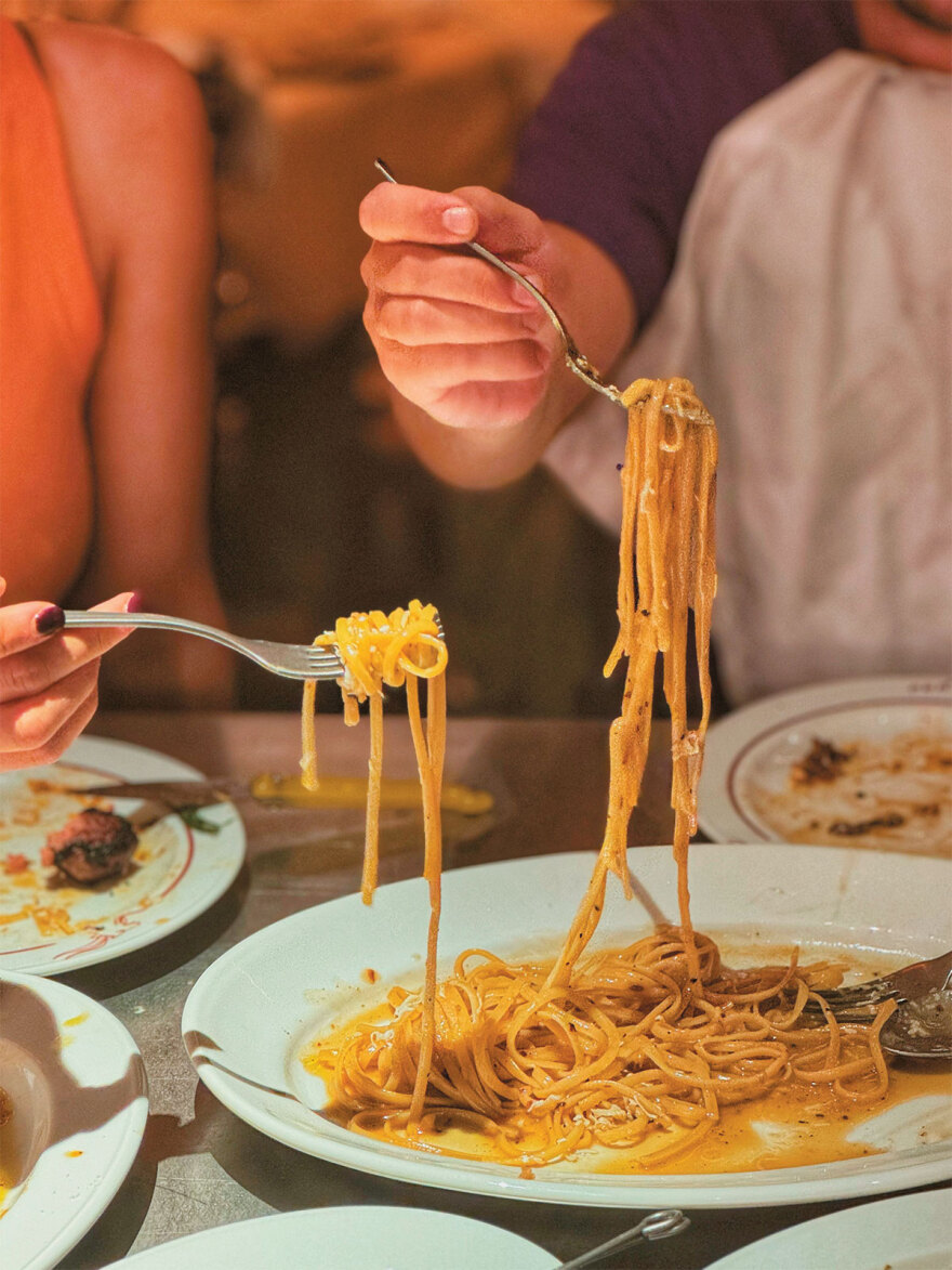 Sold out στην Αθήνα - Πού γίνονται ουρές κάθε μέρα σε εστιατόρια, θέατρα και ζαχαροπλαστεία