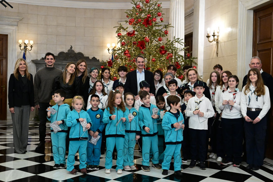 Κυριάκος Μητσοτάκης: Ακουσε τα κάλαντα με την οικογένειά του στο Μέγαρο Μαξίμου