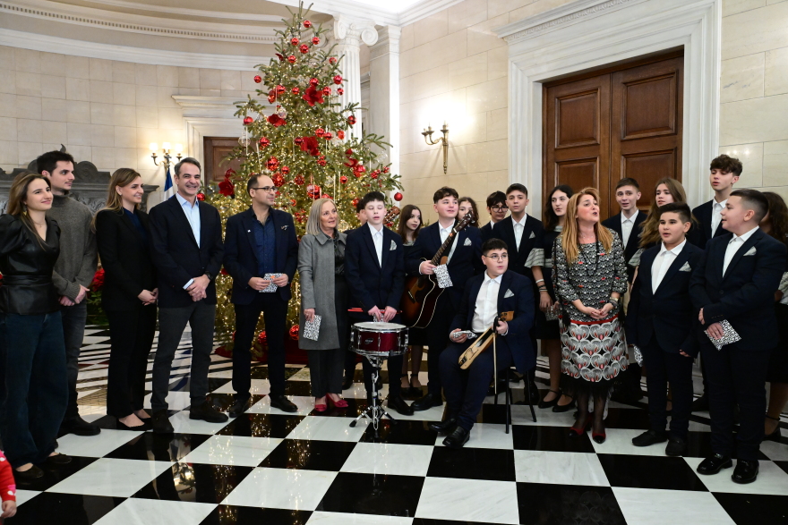 Κυριάκος Μητσοτάκης: Ακουσε τα κάλαντα με την οικογένειά του στο Μέγαρο Μαξίμου