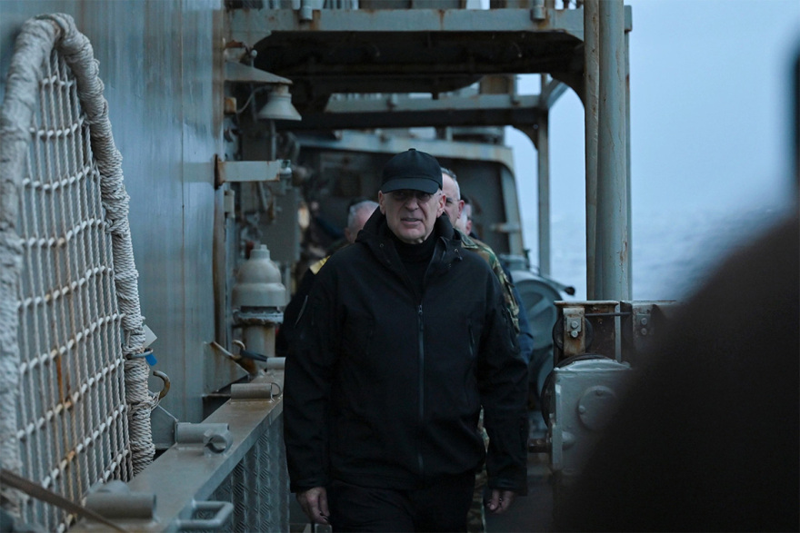 Τα κάλαντα εν πλω στη φρεγάτα Ψαρά άκουσε ο Δένδιας - Δείτε βίντεο 