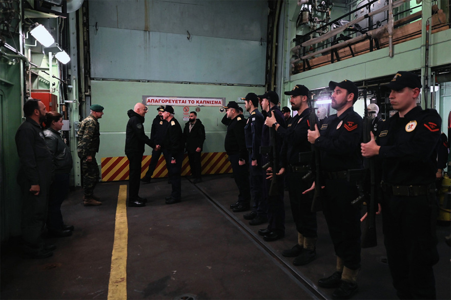 Τα κάλαντα εν πλω στη φρεγάτα Ψαρά άκουσε ο Δένδιας - Δείτε βίντεο 