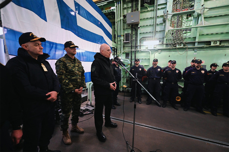 Τα κάλαντα εν πλω στη φρεγάτα Ψαρά άκουσε ο Δένδιας - Δείτε βίντεο 