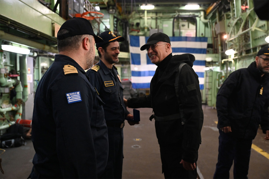 Τα κάλαντα εν πλω στη φρεγάτα Ψαρά άκουσε ο Δένδιας - Δείτε βίντεο 