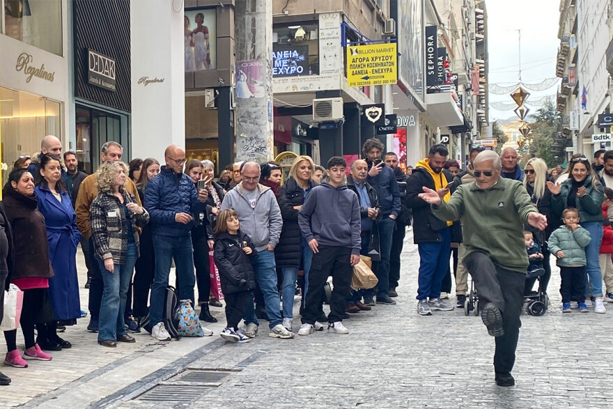 Παραμονή Χριστουγέννων: Πλήθος κόσμου στην Ερμού για τα τελευταία ψώνια - Το εορταστικό ωράριο των καταστημάτων