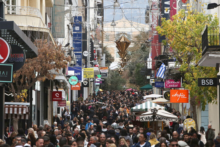 Παραμονή Χριστουγέννων: Πλήθος κόσμου στην Ερμού για τα τελευταία ψώνια - Το εορταστικό ωράριο των καταστημάτων