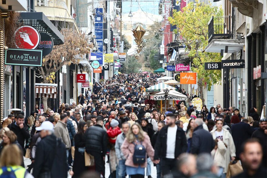 Παραμονή Χριστουγέννων: Πλήθος κόσμου στην Ερμού για τα τελευταία ψώνια - Το εορταστικό ωράριο των καταστημάτων