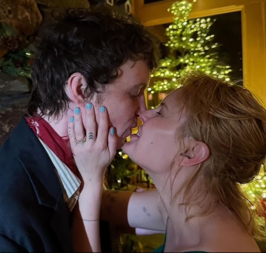 Ταλούλα Γουίλις: Ανακοίνωσε τον αρραβώνα της με τον μουσικό Τζάστιν Άσι