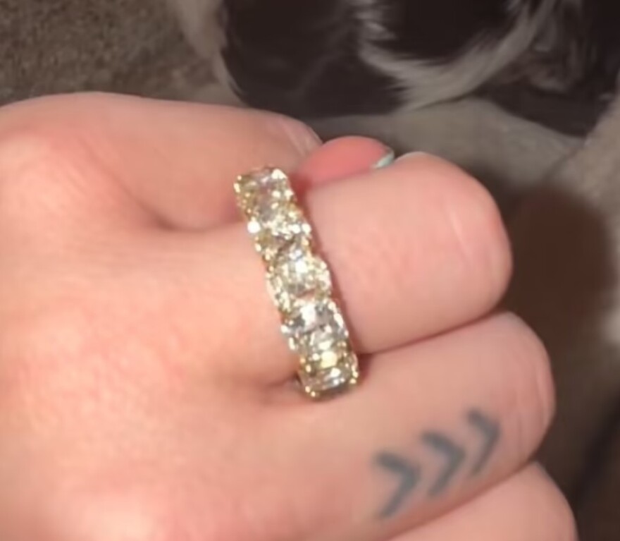 Ταλούλα Γουίλις: Ανακοίνωσε τον αρραβώνα της με τον μουσικό Τζάστιν Άσι