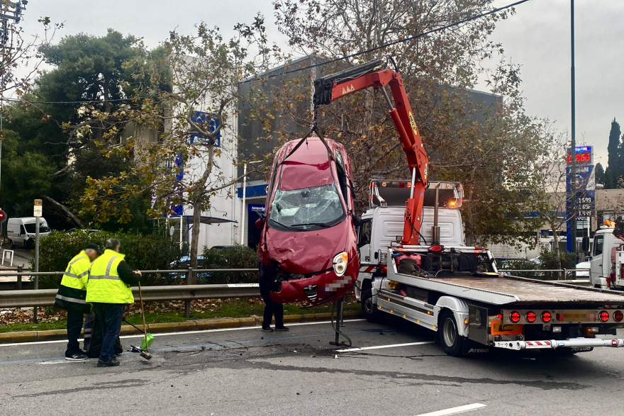 Λεωφόρος Μεσογείων: Τροχαίο με σύγκρουση τριών οχημάτων 