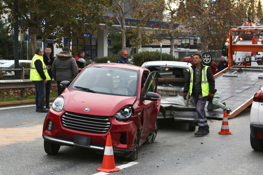 Λεωφόρος Μεσογείων: Τροχαίο με σύγκρουση τριών οχημάτων 