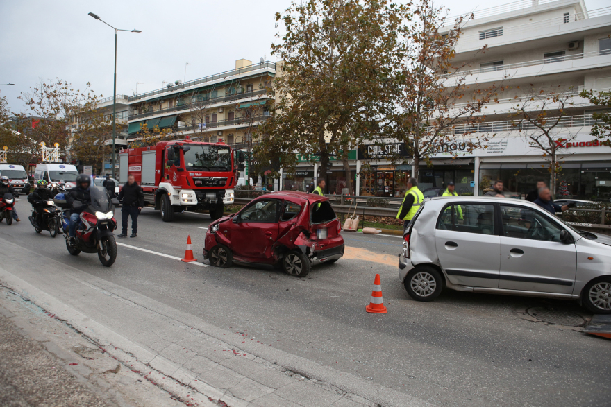 Λεωφόρος Μεσογείων: Τροχαίο με σύγκρουση τριών οχημάτων 