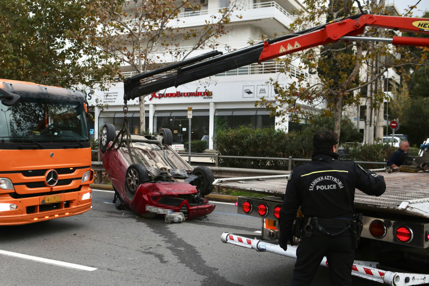 Λεωφόρος Μεσογείων: Τροχαίο με σύγκρουση τριών οχημάτων 