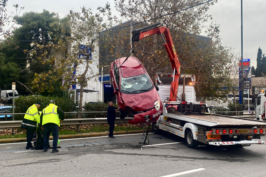 Λεωφόρος Μεσογείων: Τροχαίο με σύγκρουση τριών οχημάτων 