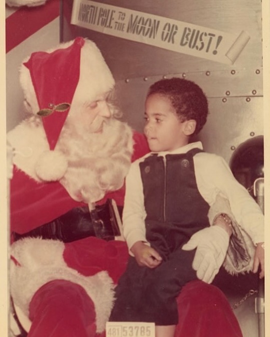 Λένι Κράβιτζ: Εύχεται «ευλογημένα Χριστούγεννα» με μία φωτογραφία από την παιδική του ηλικία 