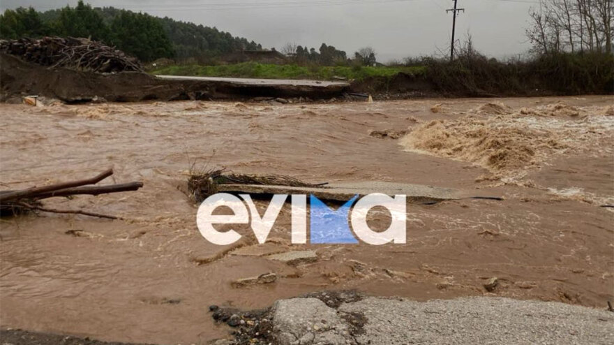 Στο έλεος της κακοκαιρίας η Εύβοια - Υπερχείλισε ο ποταμός Κηρέας, πλημμύρισαν σπίτια, έκλεισαν δρόμοι