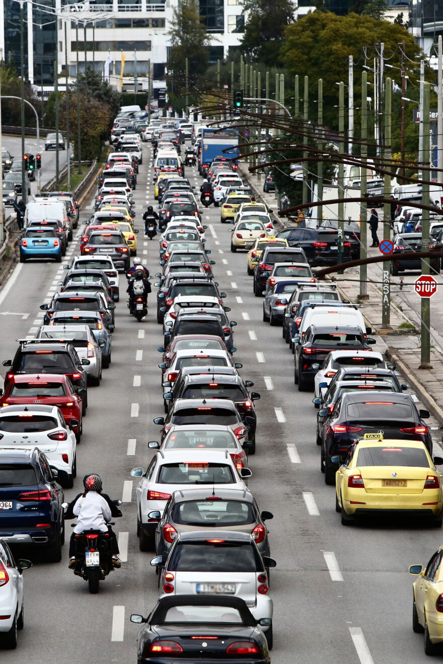 Κίνηση τώρα: Τεράστιο μποτιλιάρισμα σε Κηφισίας, Αττική Οδό και κέντρο Αθήνας - Ο χάρτης με τα προβλήματα