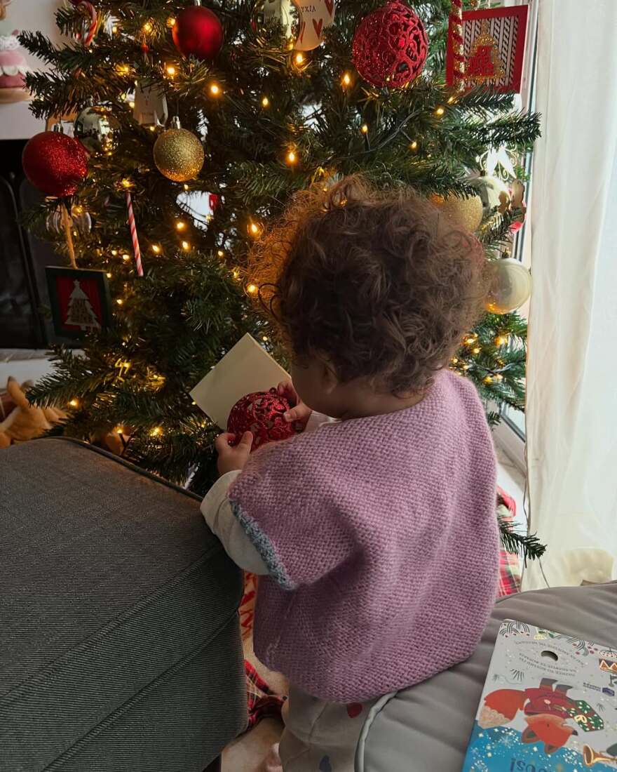 Δανάη Μιχαλάκη: Φωτογραφίζει την ενός έτους κόρη της μπροστά στο χριστουγεννιάτικο δέντρο