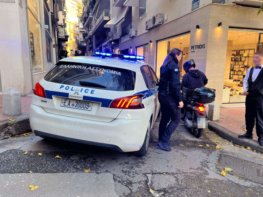 Έφοδος της Τροχαίας στο Κολωνάκι για διπλοπαρκαρισμένα ΙΧ και μηχανάκια - Δείτε φωτογραφίες