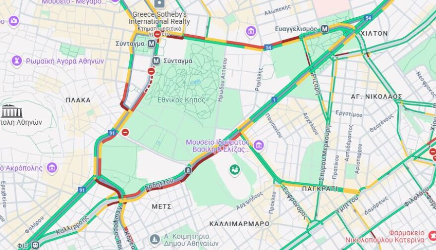 Αυξημένη η κίνηση στο κέντρο της Αθήνας, ανοιχτά σήμερα εμπορικά καταστήματα και πολυκαταστήματα