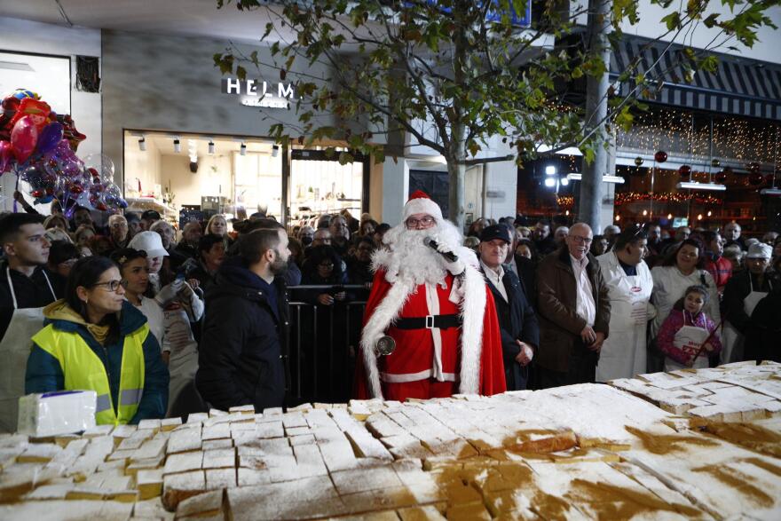 Βασιλόπιτα για ρεκόρ Γκίνες στο Περιστέρι με πάνω από 70.000 κομμάτια - Δείτε βίντεο και φωτογραφίες