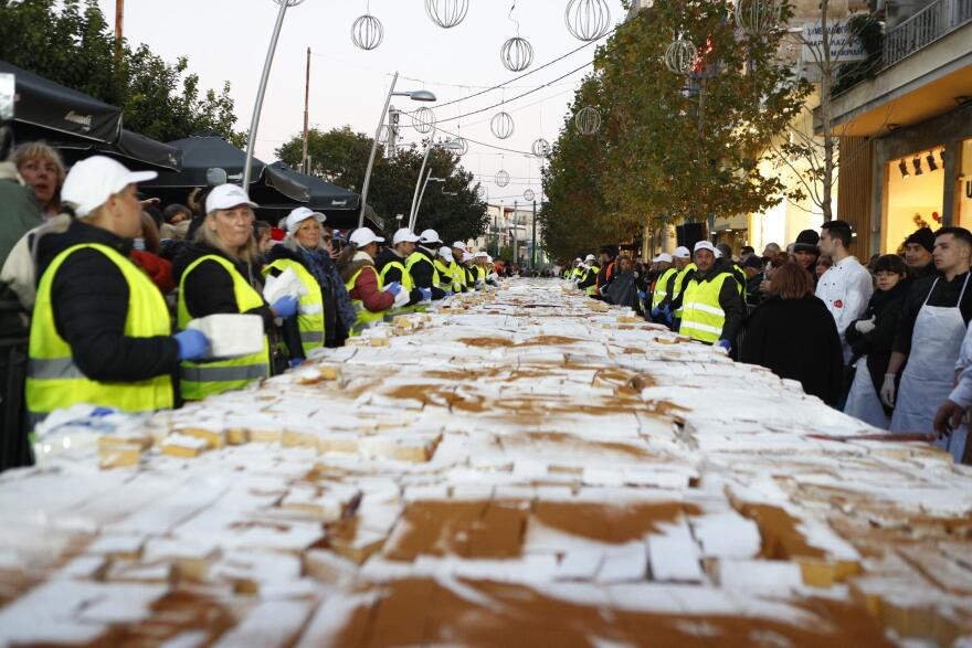 Βασιλόπιτα για ρεκόρ Γκίνες στο Περιστέρι με πάνω από 70.000 κομμάτια - Δείτε βίντεο και φωτογραφίες