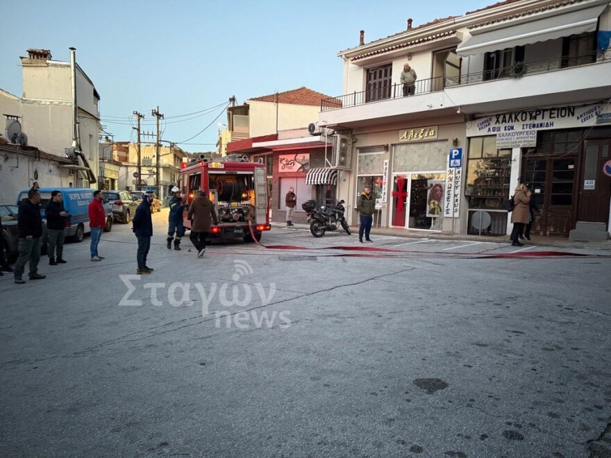 Φωτιά σε ξενοδοχείο της Καλαμπάκας - Απεγκλωβίζονται άνθρωποι