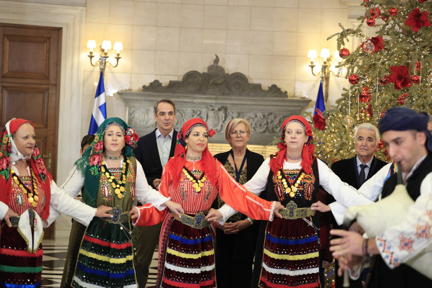 Κυριάκος Μητσοτάκης: Άκουσε κάλαντα από αθλητές των Special Olympics στο Μαξίμου - Δείτε φωτογραφίες