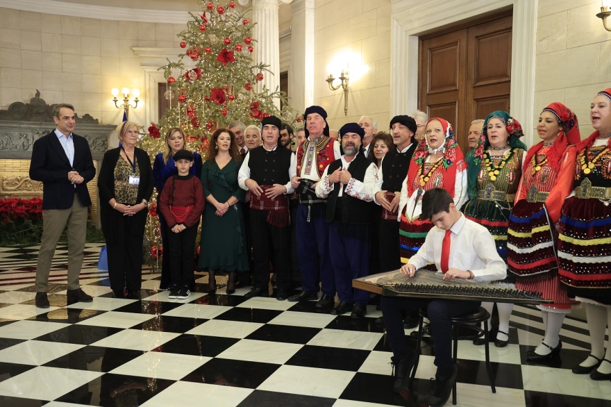 Κυριάκος Μητσοτάκης: Άκουσε κάλαντα από αθλητές των Special Olympics στο Μαξίμου - Δείτε φωτογραφίες