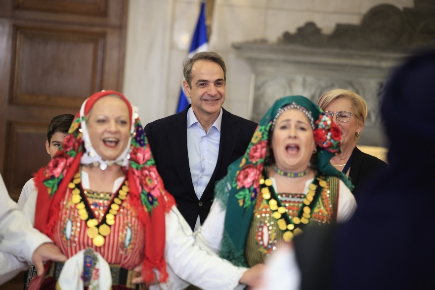 Κυριάκος Μητσοτάκης: Άκουσε κάλαντα από αθλητές των Special Olympics στο Μαξίμου - Δείτε φωτογραφίες