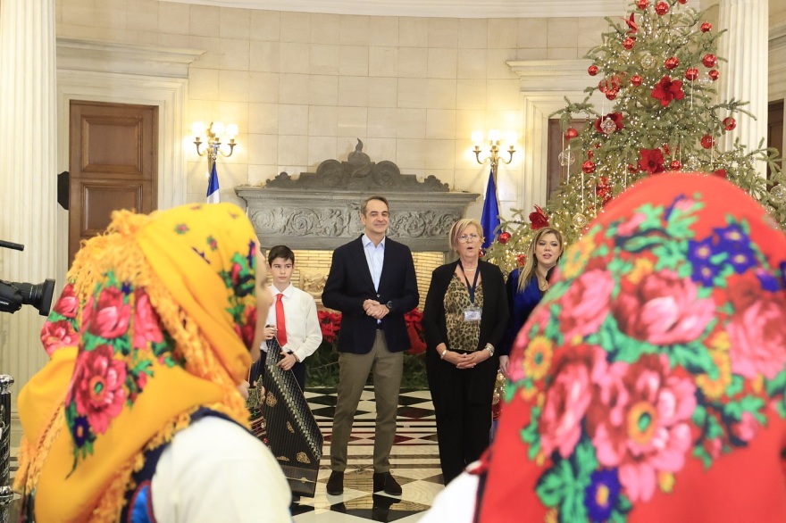 Κυριάκος Μητσοτάκης: Άκουσε κάλαντα από αθλητές των Special Olympics στο Μαξίμου - Δείτε φωτογραφίες