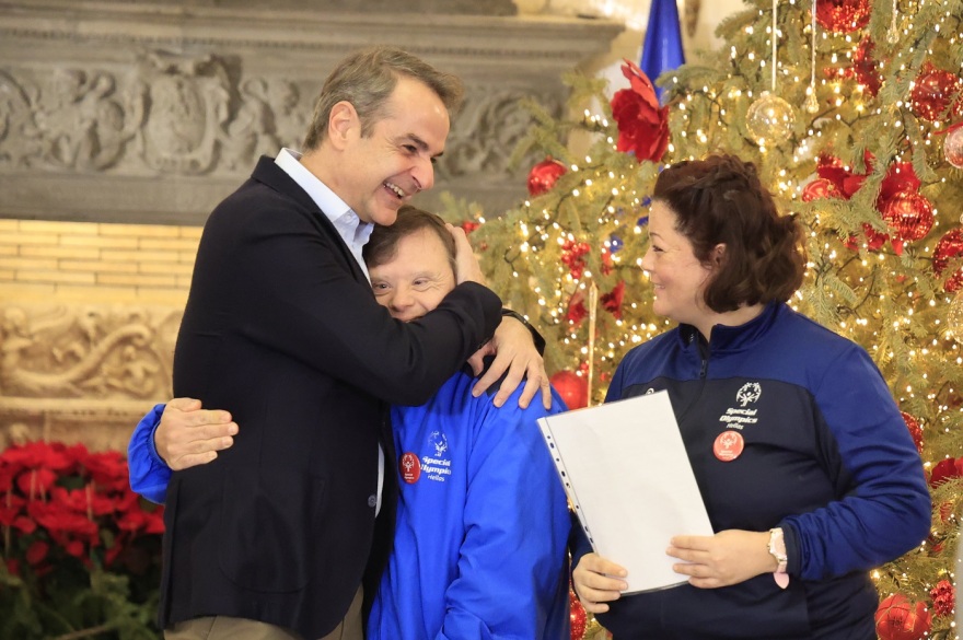 Κυριάκος Μητσοτάκης: Άκουσε κάλαντα από αθλητές των Special Olympics στο Μαξίμου - Δείτε φωτογραφίες