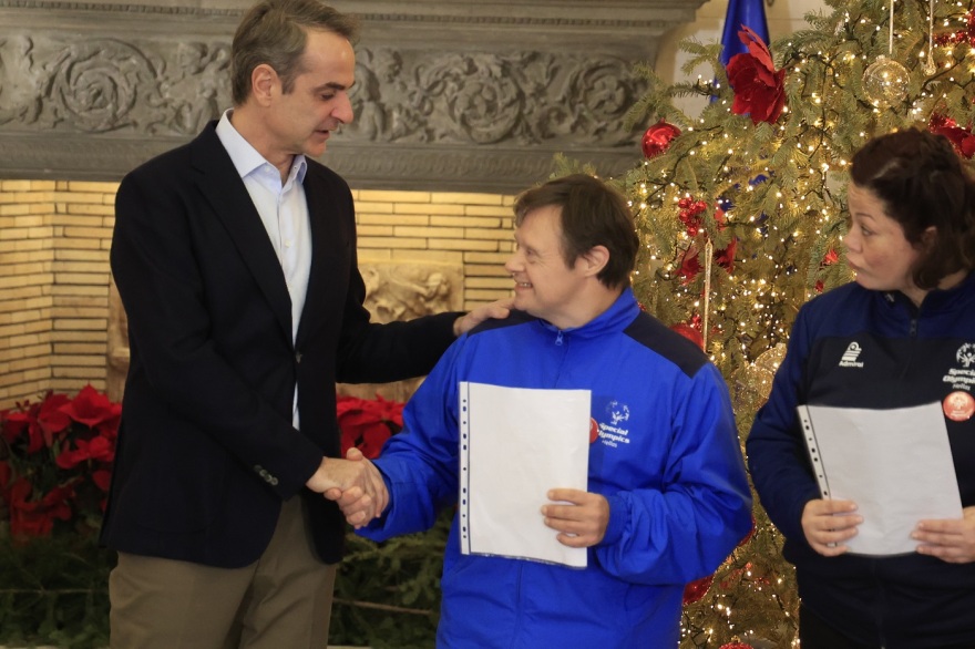 Κυριάκος Μητσοτάκης: Άκουσε κάλαντα από αθλητές των Special Olympics στο Μαξίμου - Δείτε φωτογραφίες