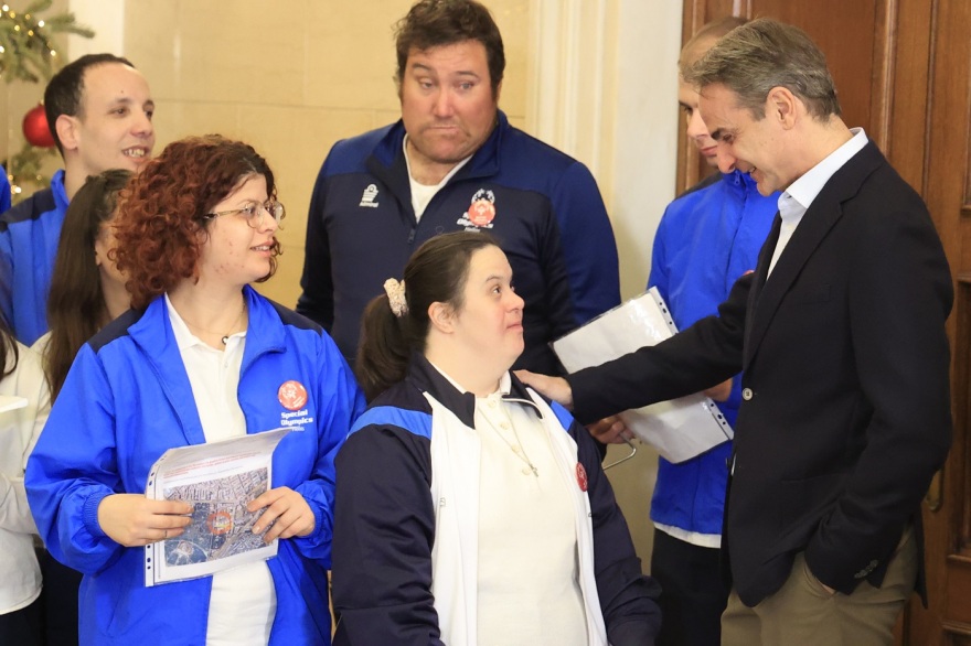 Κυριάκος Μητσοτάκης: Άκουσε κάλαντα από αθλητές των Special Olympics στο Μαξίμου - Δείτε φωτογραφίες