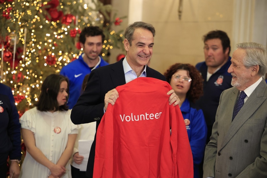 Κυριάκος Μητσοτάκης: Άκουσε κάλαντα από αθλητές των Special Olympics στο Μαξίμου - Δείτε φωτογραφίες