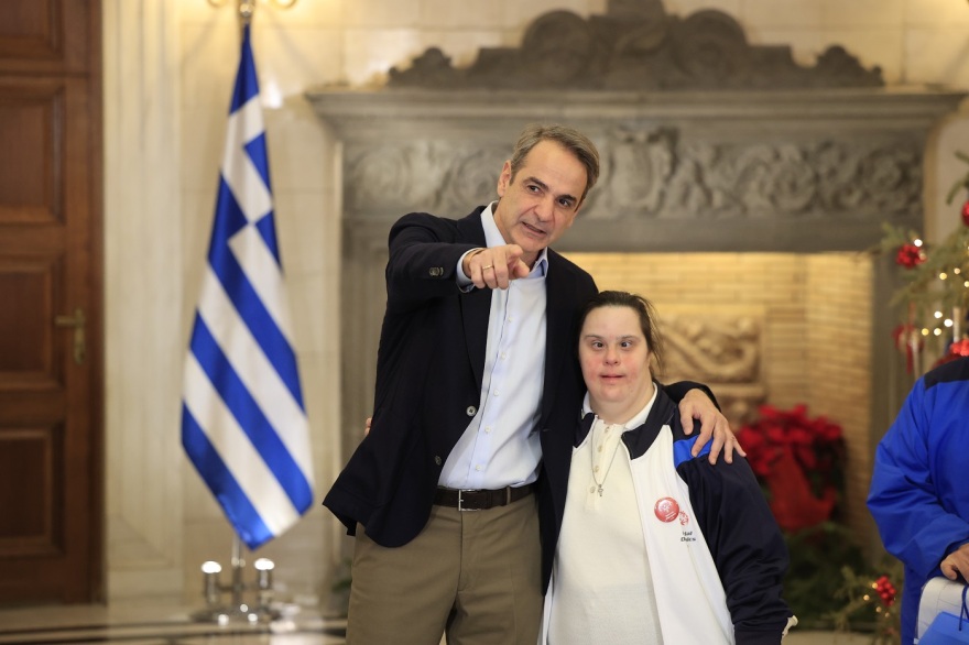 Κυριάκος Μητσοτάκης: Άκουσε κάλαντα από αθλητές των Special Olympics στο Μαξίμου - Δείτε φωτογραφίες