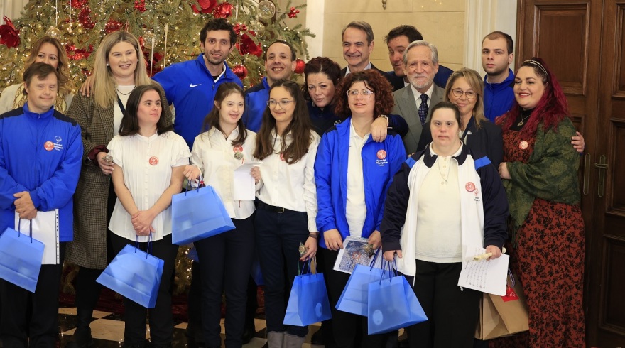 Κυριάκος Μητσοτάκης: Άκουσε κάλαντα από αθλητές των Special Olympics στο Μαξίμου - Δείτε φωτογραφίες