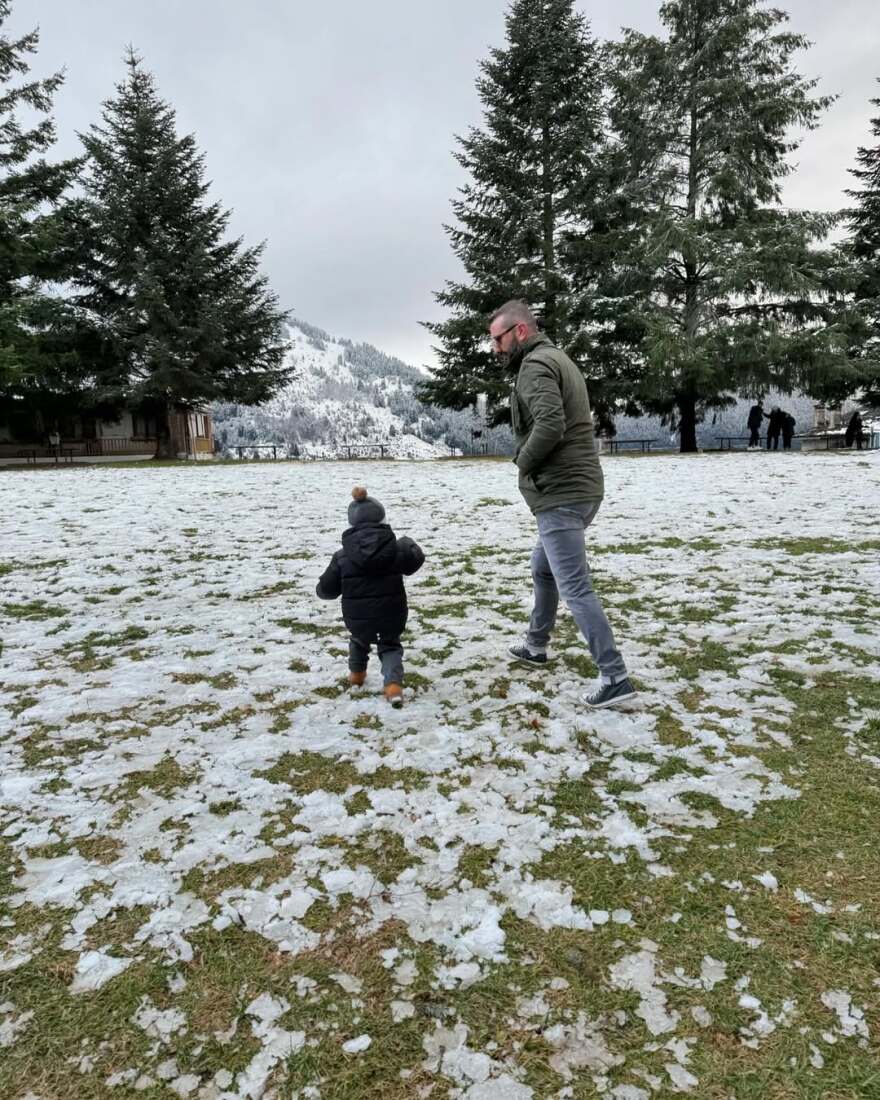 Χρύσα Μιχαλοπούλου: Ανέβασε μια φωτογραφία του Λεωνίδα Κουτσόπουλου με τον γιο τους στα χιόνια
