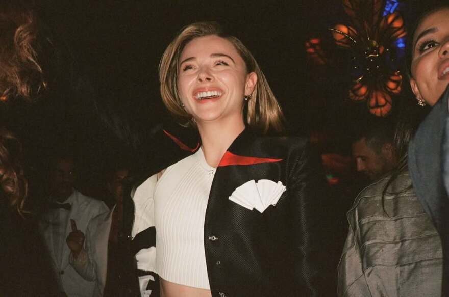 Κλόι Γκρέις Μορέτζ: Αρραβωνιάστηκε την Κέιτ Χάρισον - Δείτε τη φωτογραφία που δημοσίευσε