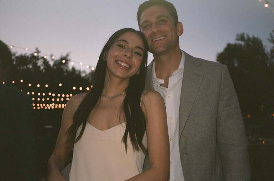 Κλόι Γκρέις Μορέτζ: Αρραβωνιάστηκε την Κέιτ Χάρισον - Δείτε τη φωτογραφία που δημοσίευσε