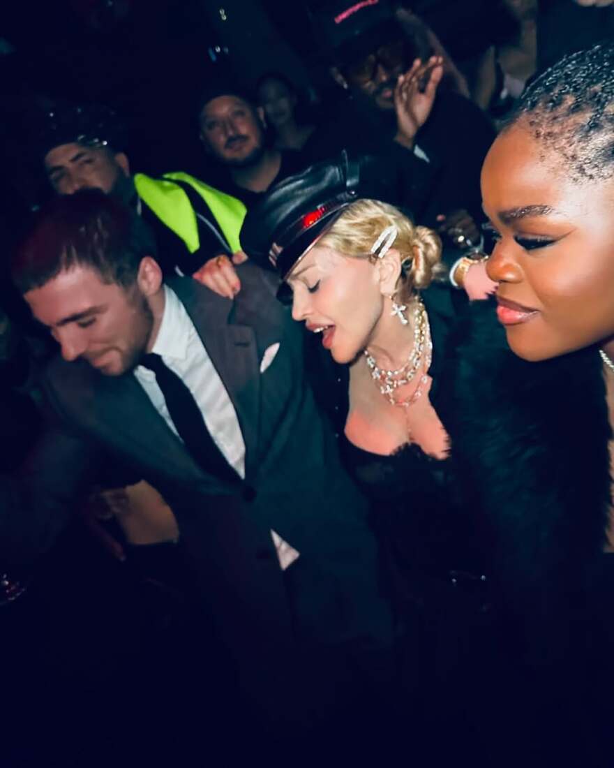 Μαντόνα: Το 2025 υψώνω το ποτήρι μου σε όσους έχουν το θάρρος να είναι αυθεντικοί, έγραψε η  ποπ σταρ από το ταξίδι της στην Ιαπωνία