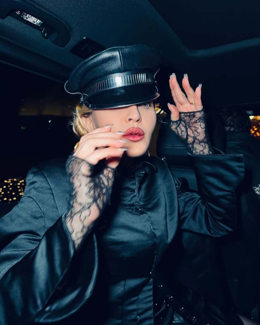 Μαντόνα: Το 2025 υψώνω το ποτήρι μου σε όσους έχουν το θάρρος να είναι αυθεντικοί, έγραψε η  ποπ σταρ από το ταξίδι της στην Ιαπωνία