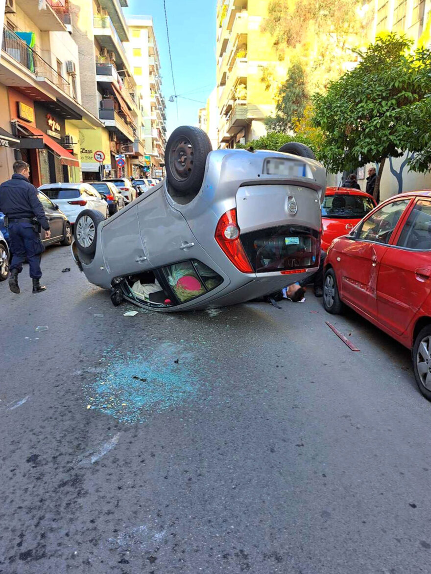 Αναποδογύρισε όχημα στον Πειραιά - Δείτε φωτογραφία