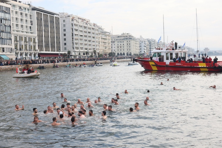 Θεοφάνια: Με λαμπρότητα ο εορτασμός - Από την Αθήνα και την Πάτρα, έως τη Σύρο και το Φανάρι